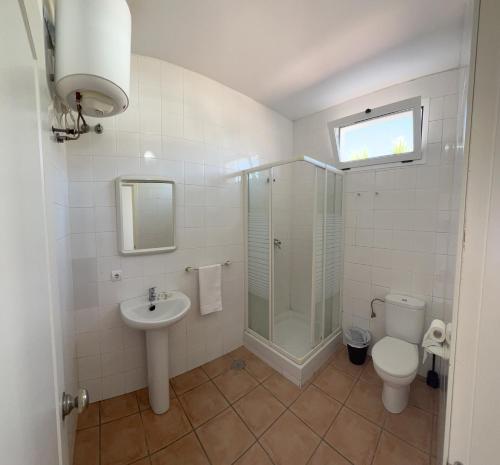 阿亚蒙特#3 HABITACION DOBLE AYAMONTE的一间带水槽、淋浴和卫生间的浴室