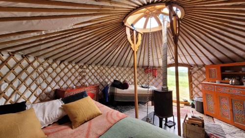 阿克雷里Iceland yurt的蒙古包内带一张床的房间