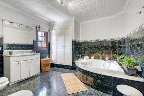 特罗尔Las Monarcas的带浴缸、卫生间和盥洗盆的浴室