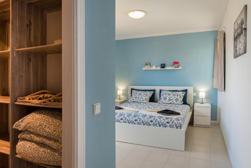 科斯塔特吉塞Tyler's House Ocean View的一间带一张床和一个衣柜的小卧室