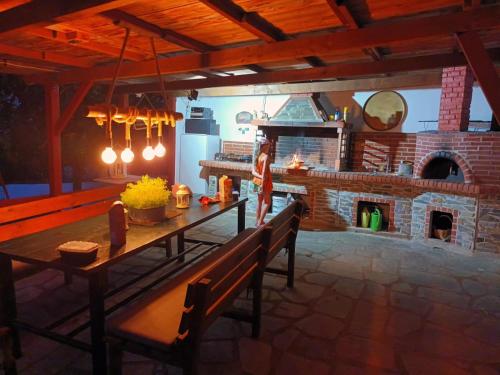 EleftheroúpolisMavridis House的厨房配有桌子和砖炉