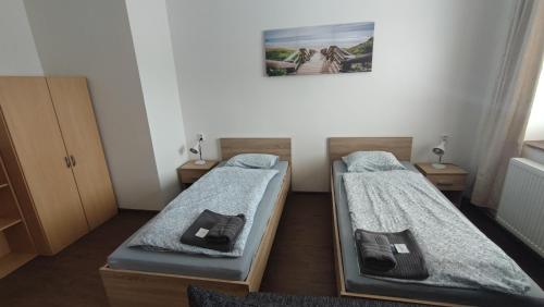 Trhová KameniceHotel Slávie的一间设有两张床的客房,墙上挂着一张照片