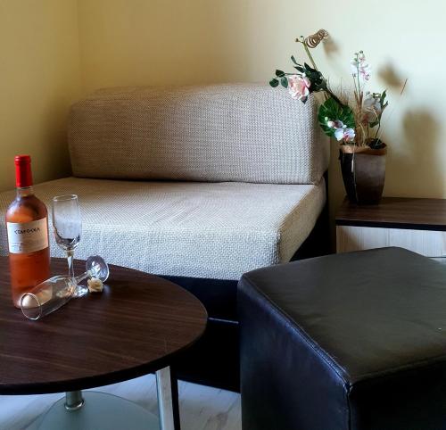 КАРИАНА хотел的一间备有一瓶葡萄酒和一张桌子的房间