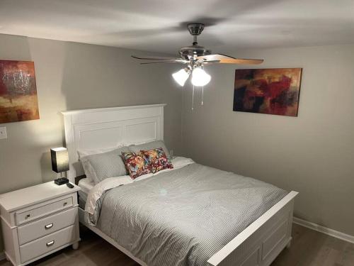 马丁斯堡Spacious 3 Bedroom Home in Martinsburg WV.的一间卧室配有一张床和吊扇