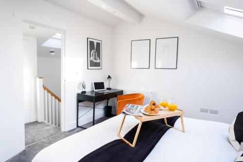 剑桥Hosta Group - Prestige 1 Bed Apartment - The Orange的白色的客厅配有桌子和书桌