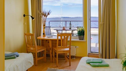 Viinistu维尼斯图艺术酒店的一间设有桌子的海景用餐室