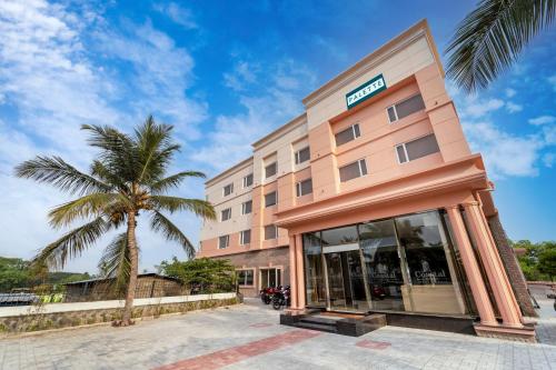 钦奈Palette - Coastal Grand Hotels & Resorts, OMR的前面有棕榈树的酒店