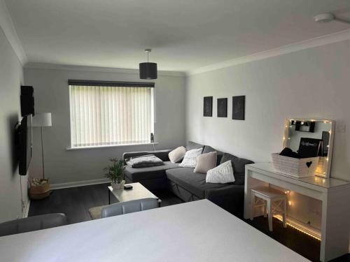 南安普敦Newly Refurbished Apartment with private parking的客厅配有沙发和桌子