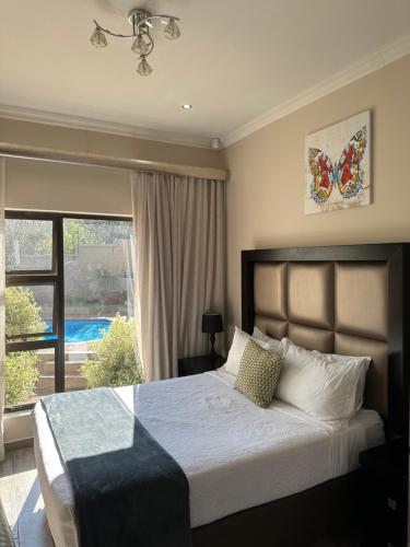 鲁德普特RNB Guesthouse的一间卧室设有一张床和一个大窗户