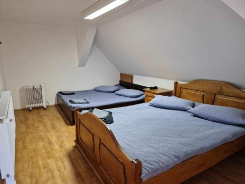 克卢日-纳波卡Cabana Muntelui的一间卧室配有两张带蓝色枕头的床