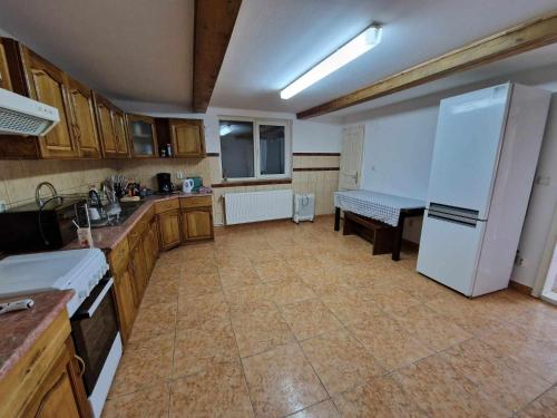 克卢日-纳波卡Cabana Muntelui的厨房配有白色冰箱和桌子