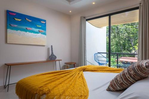 图卢姆Wonderful Tropical Home 3BR, Garden, Private Pool.的一间卧室配有一张黄色毯子床