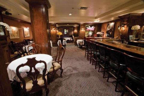 旧金山Inn at the Opera的餐厅设有酒吧,配有桌椅