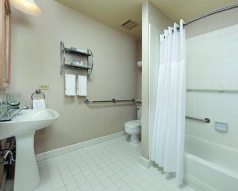旧金山Inn at the Opera的浴室配有卫生间、盥洗盆和淋浴。