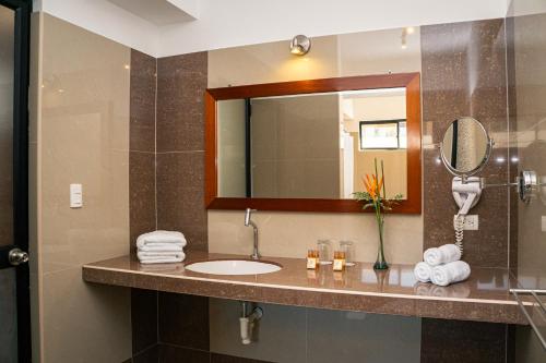 圣拉蒙Casablanca Hotel的一间带水槽和镜子的浴室