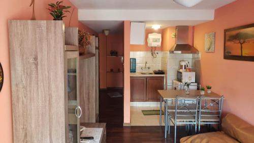 蒙得维的亚Apartamento Paseo del Lago的厨房以及带桌子的客厅。