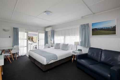 陶朗加尔舒海景汽车旅馆的一间卧室配有一张床和一张沙发