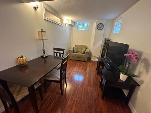 列治文山Basement apartment的客厅配有桌椅和沙发