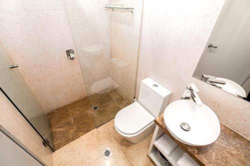 墨尔本梅尔罗斯公寓的浴室配有卫生间、淋浴和盥洗盆。