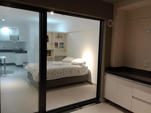马里利亚Studio 811的一间卧室设有一张床和一个大型玻璃窗