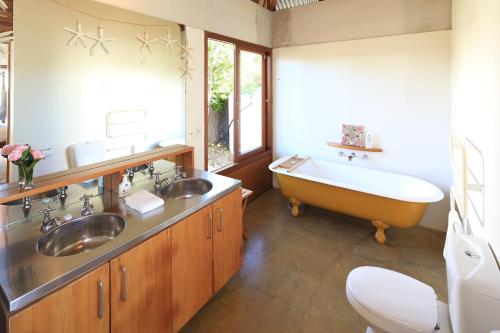 欧尼坦基The Pah的浴室配有两个盥洗盆和浴缸。