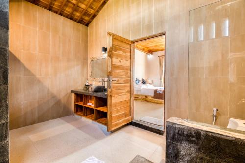 卡朗阿森Atta Villa的带淋浴、盥洗盆和镜子的浴室