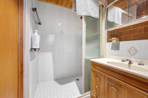 因沃洛什INVERLOCH - 2 Separate Houses in one!的带淋浴和盥洗盆的浴室