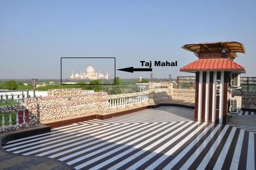 阿格拉Sun - A TAJ VIEW HERITAGE HOTEL的从屋顶可欣赏到taj mahabalipuram的景色