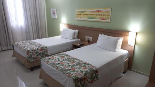 马瑙斯#SENSACIONAL# PREMIUM HOTEL Manaus AM的酒店客房设有两张床和窗户。