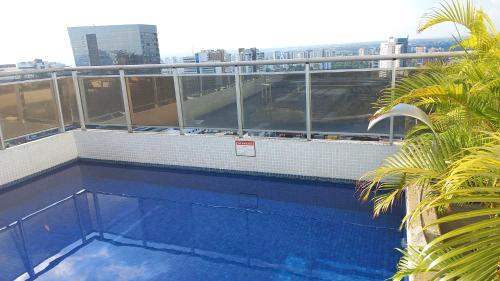 马瑙斯#SENSACIONAL# PREMIUM HOTEL Manaus AM的一座大楼顶部的游泳池