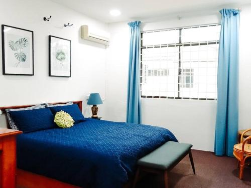 诗巫Family Holiday House @Civic Centre Dewan Suarah的一间卧室设有蓝色的床和窗户。