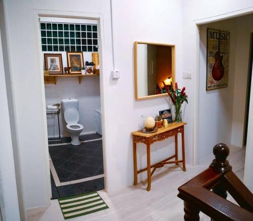 诗巫Family Holiday House @Civic Centre Dewan Suarah的一间带卫生间的浴室和一张带镜子的桌子