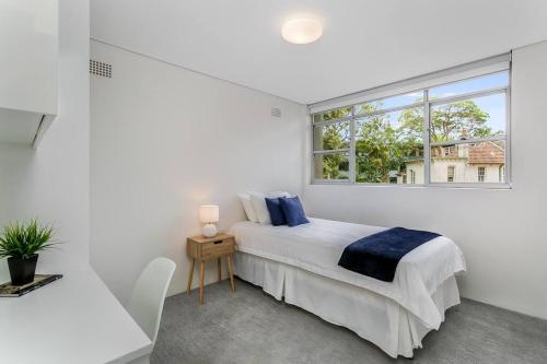 悉尼HAR20 - 2 bedroom Harrison Street - Cremorne的白色的卧室设有床和窗户