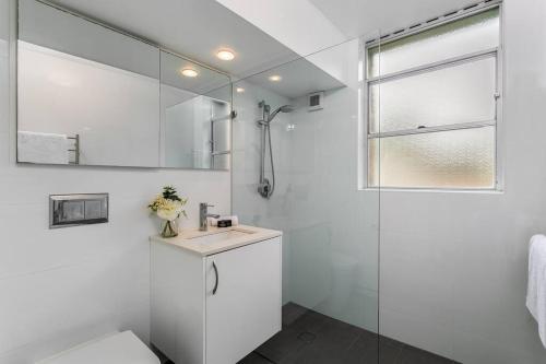 悉尼HAR20 - 2 bedroom Harrison Street - Cremorne的带淋浴和盥洗盆的白色浴室