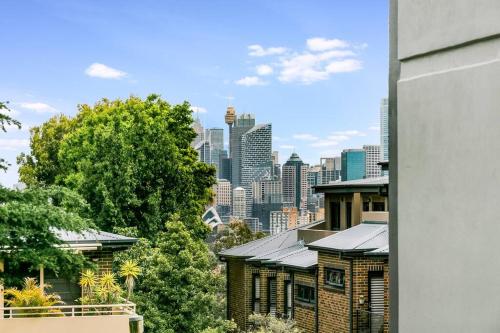 悉尼HAR20 - 2 bedroom Harrison Street - Cremorne的从大楼欣赏到城市天际线的景色