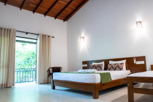 锡吉里亚Tropicara Resort的一间卧室设有一张床和一个阳台