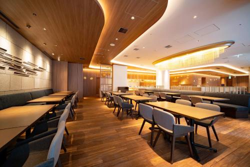 名古屋Hotel JAL City Nagoya Nishiki的餐厅内带桌椅的用餐室