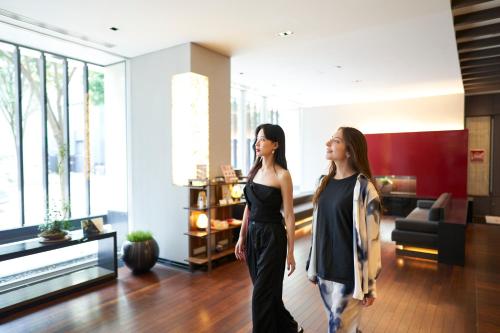 金泽金泽三神大酒店的两个女人站在客厅里互相看