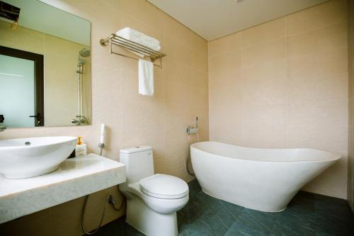 Hà ÐôngLam Anh Hotel Him Lam Vạn Phúc Hà Đông的带浴缸、卫生间和盥洗盆的浴室