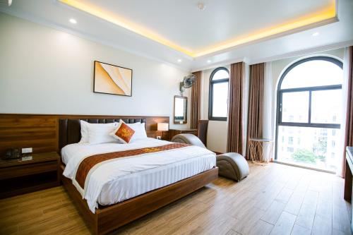 Hà ÐôngLam Anh Hotel Him Lam Vạn Phúc Hà Đông的酒店客房设有一张床和一个大窗户