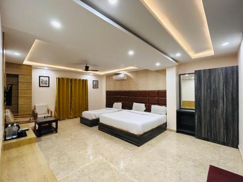 AyodhyaRoyal Heritage Hotel & Resort的一间卧室,卧室内配有一张大床