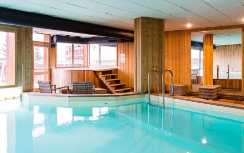 阿克 1600洛克贝尔菲斯拉格朗日酒店的一个带椅子和楼梯的大型游泳池