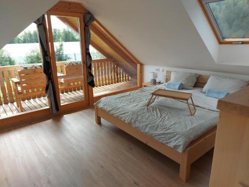 拉多夫吉卡Apartma Markelj的一间卧室设有一张床和一个阳台