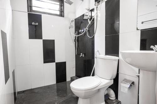 南塔拉拉Talalla Village Beach Resort的一间带卫生间和水槽的浴室