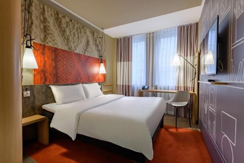 科隆科隆杜姆宜必思酒店的酒店客房设有白色的床和窗户。