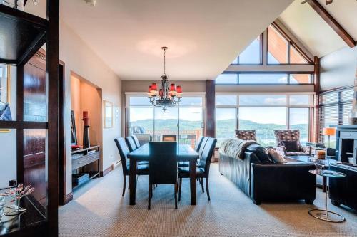 蒙特朗布朗Luxurious Altitude Ski-in/Ski-out的用餐室以及带桌椅的起居室。
