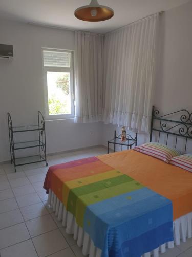 安塔利亚Beldibi Apart Homes的一间卧室设有两张床和窗户。