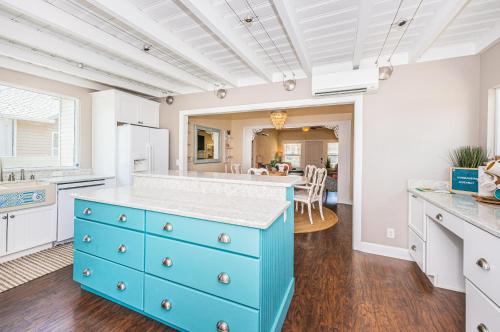 圣徒皮特海滩Hummingbird Hideaway的一间厨房,在房间内有一个蓝色的小岛