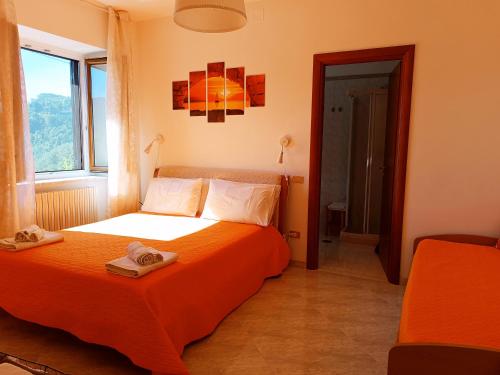 维耶特里La Roccia Incantata Amalfi Coast的一间卧室配有一张床,上面有两条毛巾