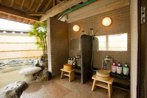 富士吉田市Hotel Fuji Tatsugaoka的带淋浴和浴缸及凳子的浴室